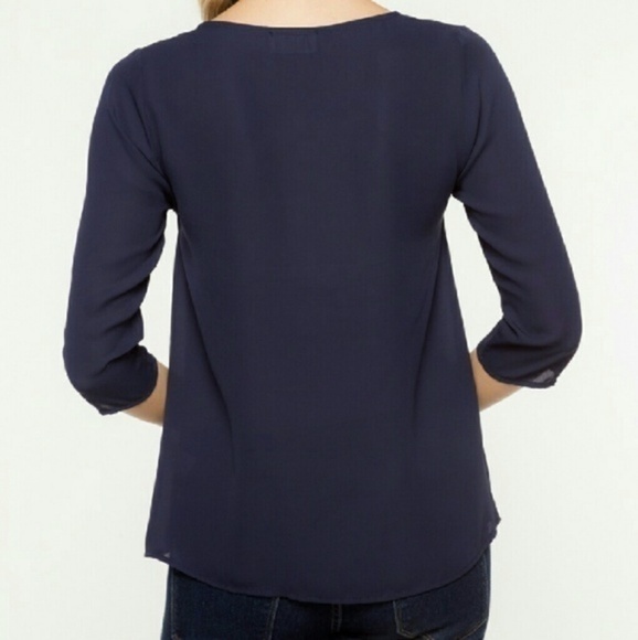 Elegant Front Keyhole top 💙 - Picture 3 of 3